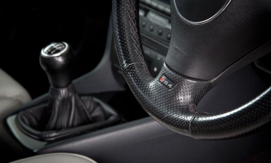 Детали интерьера Audi RS4 Avant (B5, 8D) 2000 года  (UK) (фото 5 из 40)